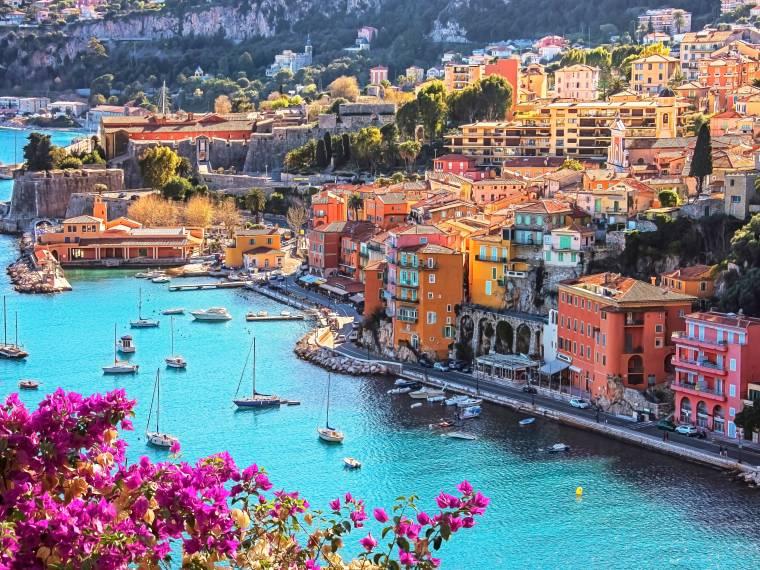 Vue sur le port de Villefranche-sur-Mer, ses façades colorées et ses bateaux sur la Côte d’Azur.