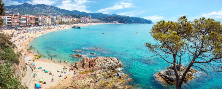 Vue panoramique sur la plage et la baie de Lloret de Mar, sur la Costa Brava en Espagne.